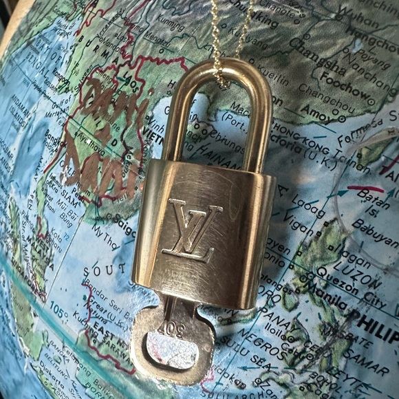 LOUIS VUITTON | #302 #303 #315 #323 lock and key | shiny and classic | - Picture 2 of 14